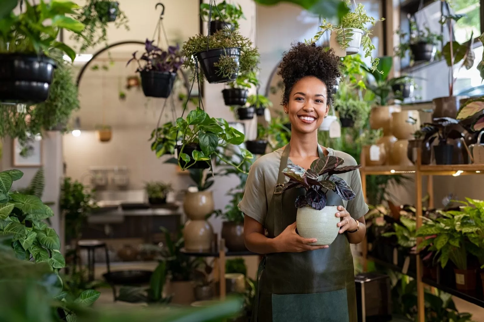 Plantaardigste blije vrouw met plant