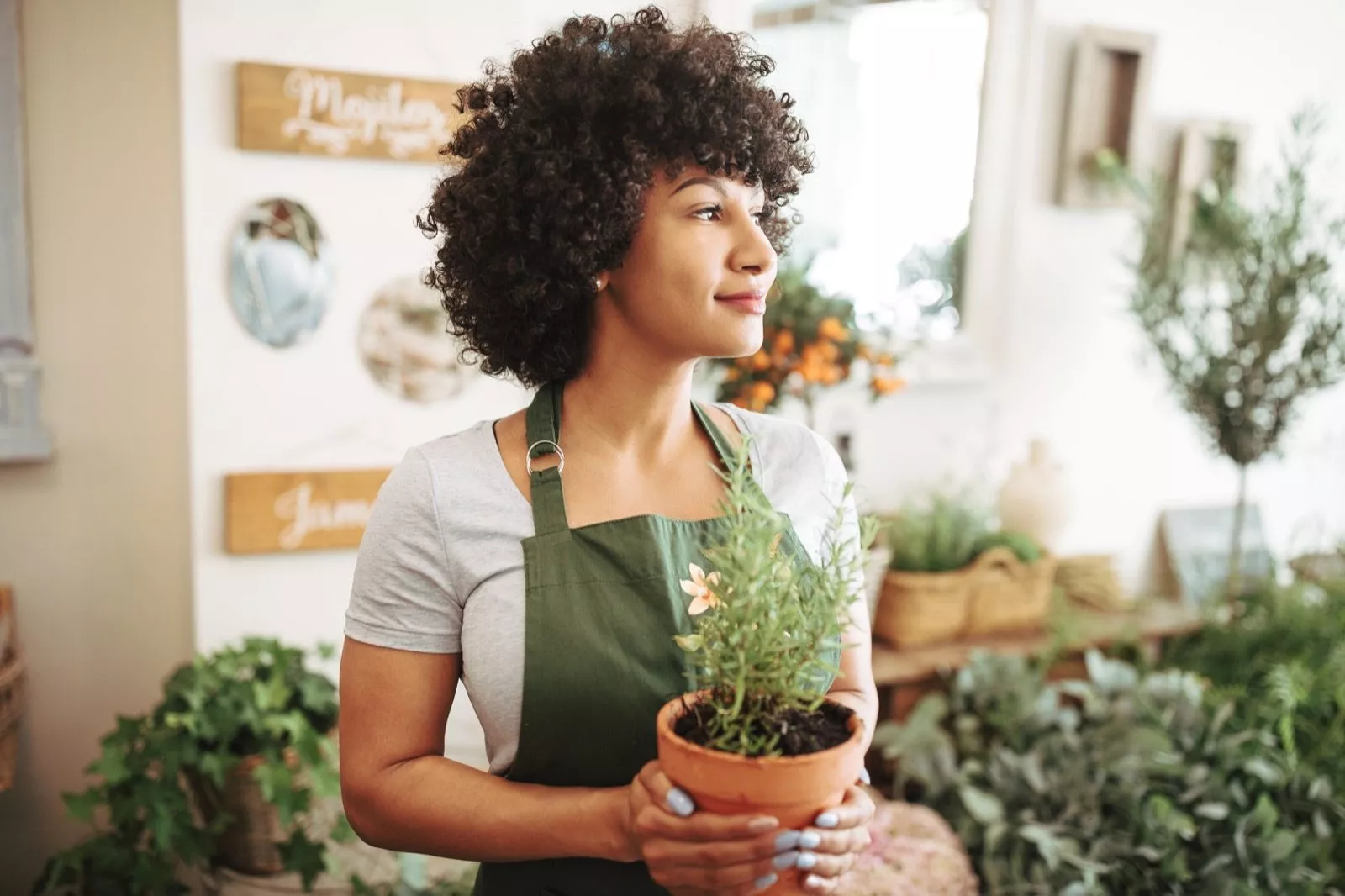 Plantaardigste vrouw met kleine plant vast