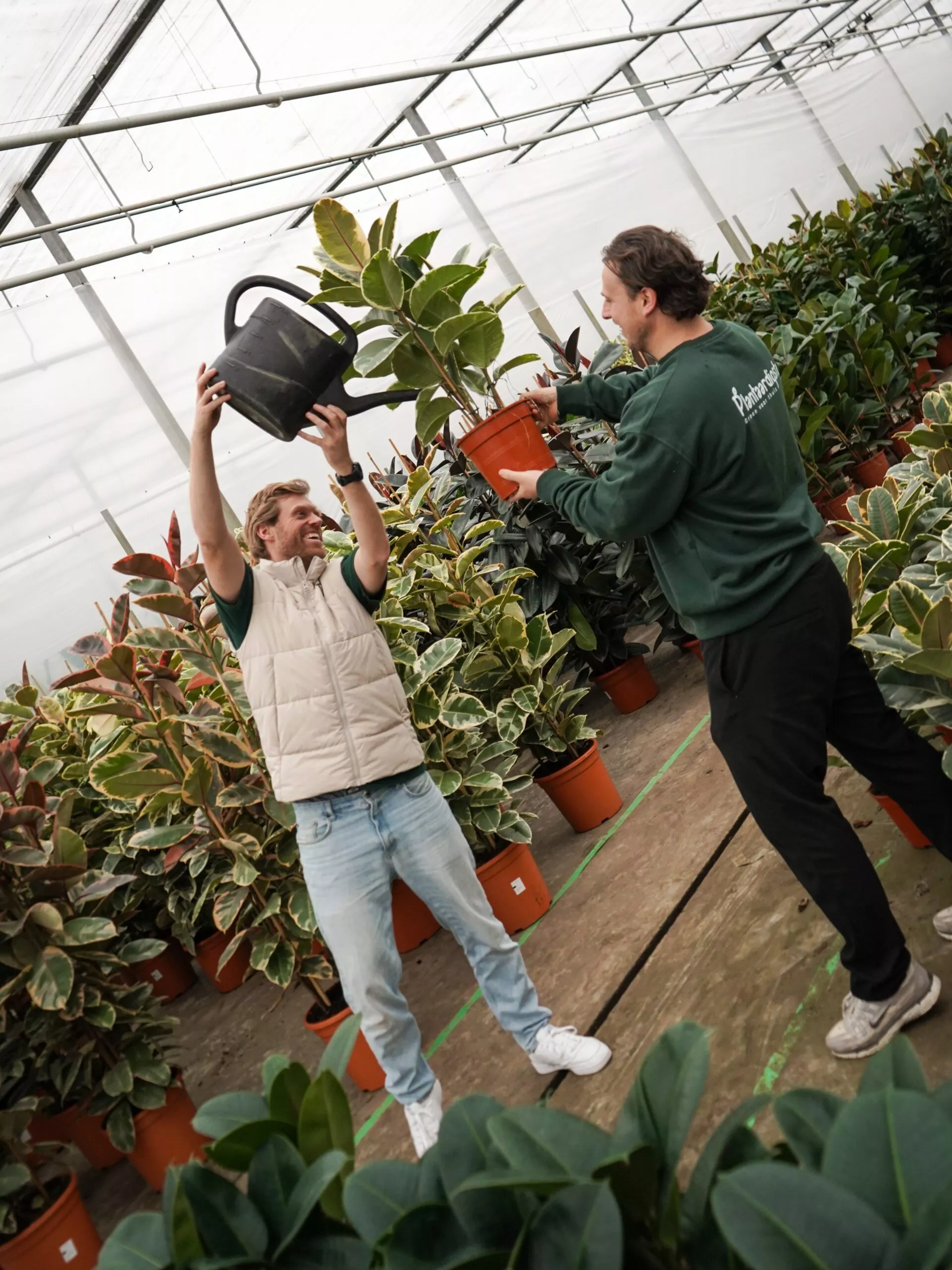 Danny geeft plant water en ward houdt deze vast
