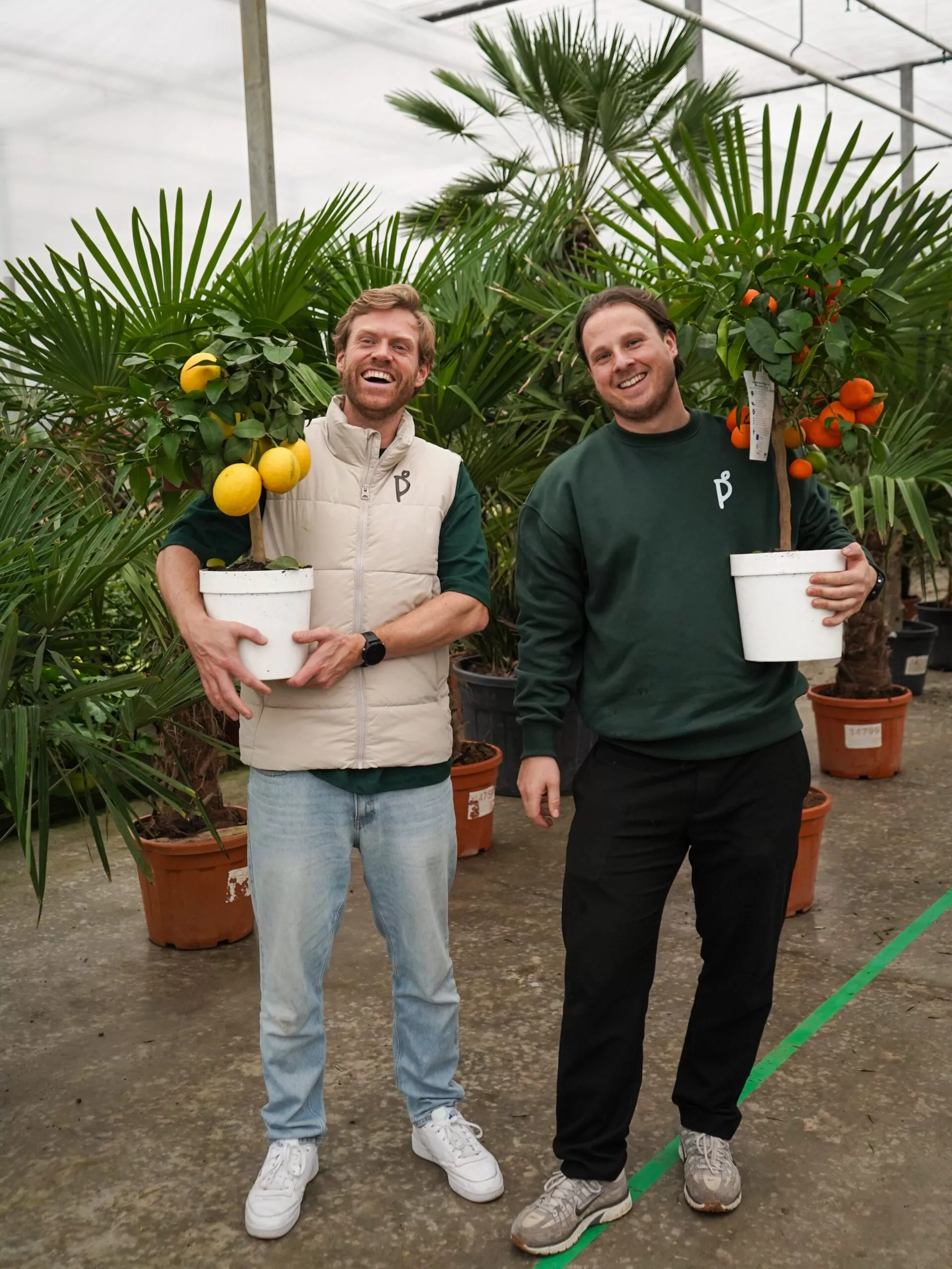 Ward en Danny met plant in hand